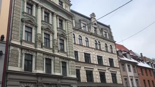 Riga, Letonia, Un edificio alto — Vídeo de stock