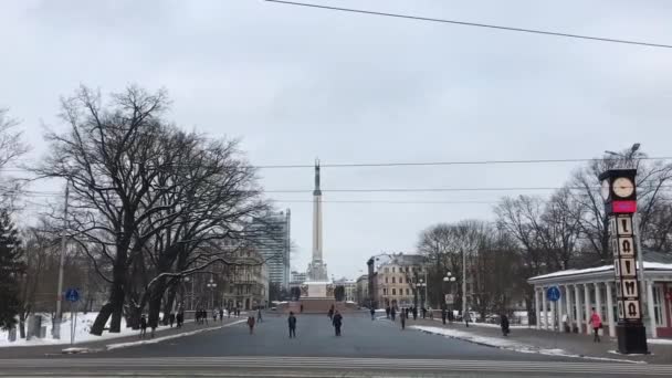 Riga, Lettonia, Un semaforo seduto sul ciglio di una strada — Video Stock