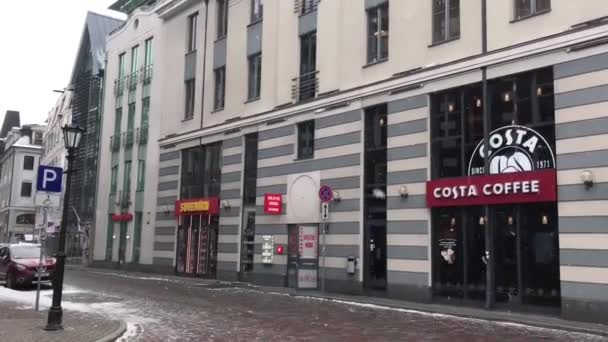 Riga, Letonia, Un primer plano de una concurrida calle de la ciudad — Vídeo de stock