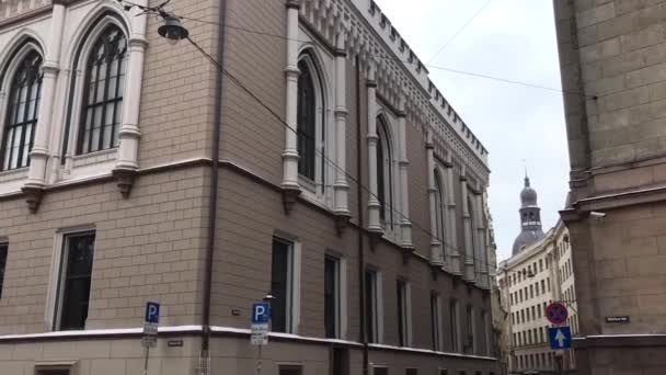 Riga, Lettland, En närbild av en gata framför en byggnad — Stockvideo