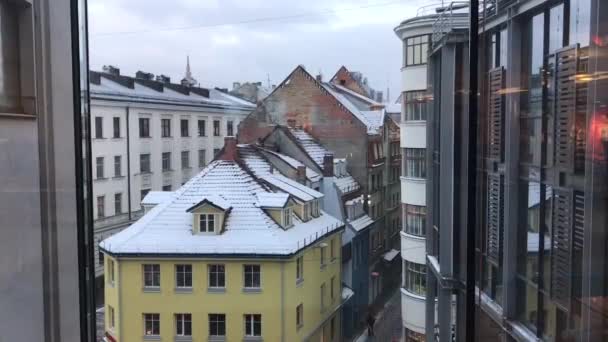 Riga, Letonia, Un edificio alto en una ciudad — Vídeo de stock