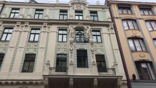 Riga, Letonia, Un gran edificio de ladrillo — Vídeo de stock