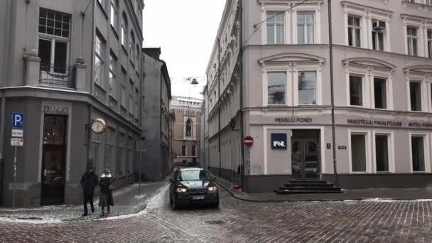 Рига, Латвія, міська вулиця перед будинком. — стокове відео