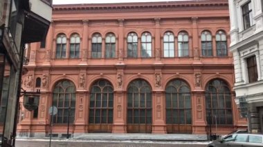 Riga, Letonya, Müzik Akademisi önünde bir grup insan