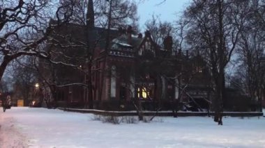Riga, Letonya, Karla kaplı bir caddenin üzerindeki işaret
