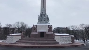 Riga, Letonya, sokağın ortasında büyük bir saat kulesi.