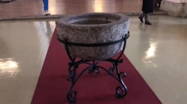 Riga, Letonya, kilisede bir kase amonyak.