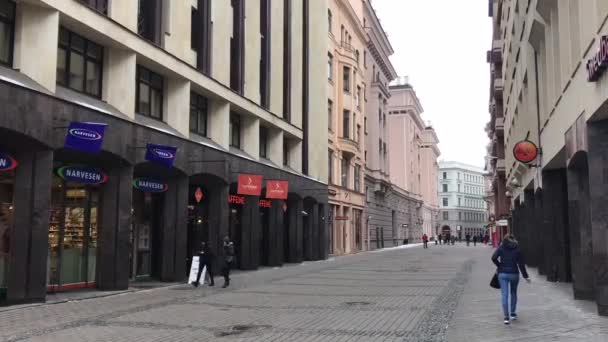 Riga, Letônia, Uma pessoa andando por uma rua da cidade — Vídeo de Stock