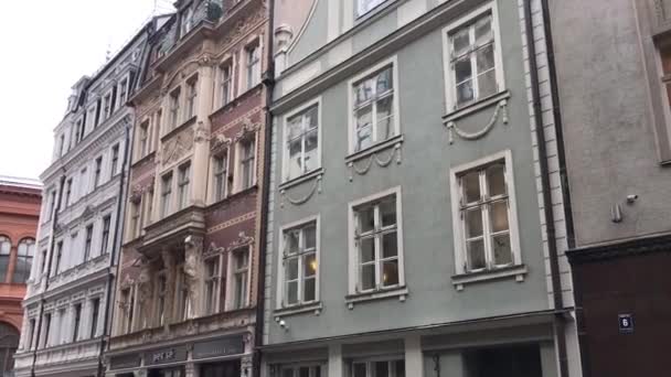 Рига (Латвія) - вулиця перед будинком. — стокове відео