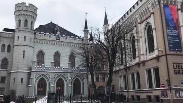 Riga, Lettland, Ein großes Steingebäude — Stockvideo