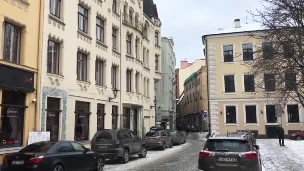 Riga, Letonia, Un coche aparcado en una calle de la ciudad — Vídeo de stock