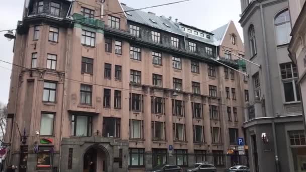 Riga, Letonia, Un edificio alto en una ciudad — Vídeo de stock