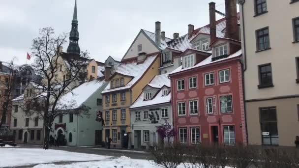 Riga, Letonia, Un primer plano de una calle frente a una casa — Vídeo de stock