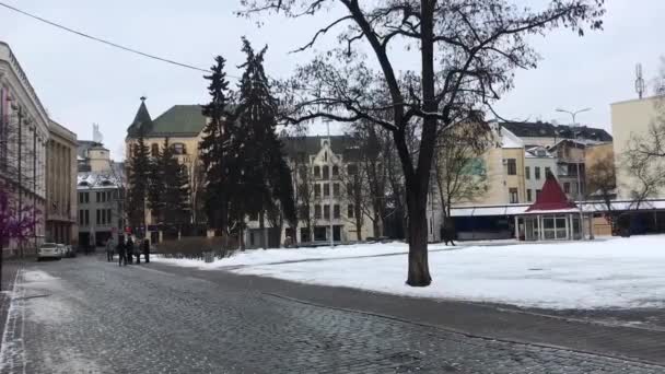 Riga, Lettonie, Une maison couverte de neige — Video