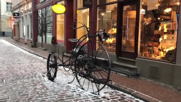 Riga, Lettland, En cykel parkerad på en tegeltrottoar — Stockvideo