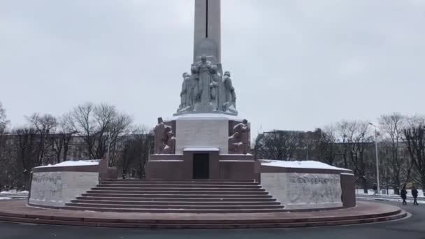 Riga, Lettország, Egy nagy óratorony az utca közepén — Stock videók