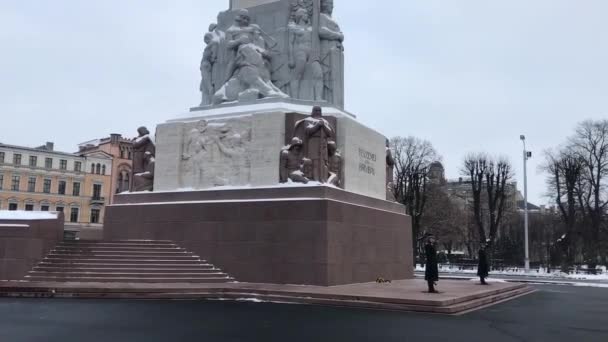 Ryga, Łotwa, Posąg przed budynkiem — Wideo stockowe