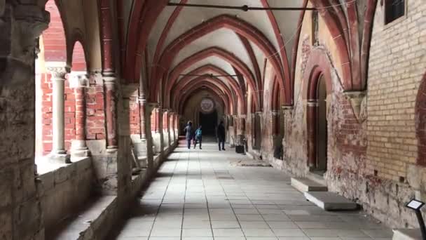 Riga, Letonia, Un gran edificio de piedra — Vídeos de Stock