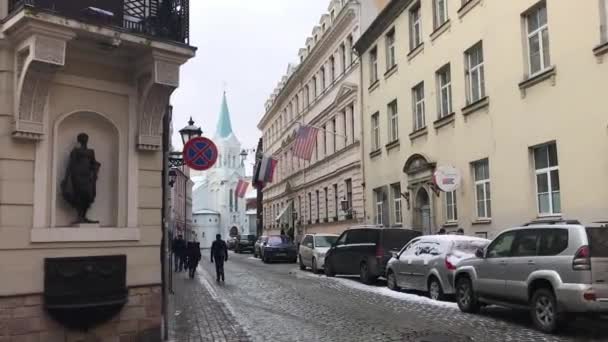 Ryga, Łotwa, Samochód zaparkowany przed budynkiem — Wideo stockowe