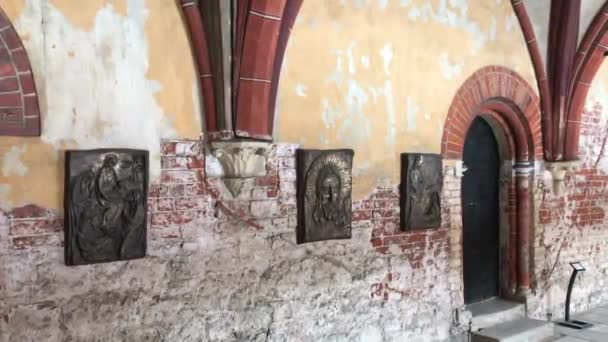 Riga, Lotyšsko, stará kamenná budova — Stock video