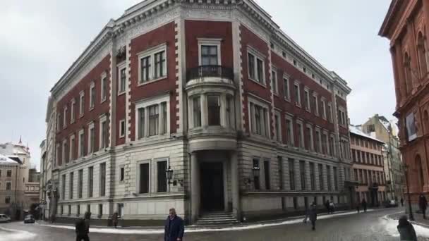 Riga, Latvia, February 15 2017: A narrow city street with old buildings in the background — Stock Video