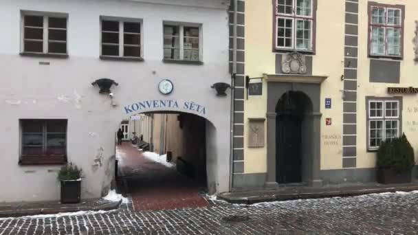 Ryga, Łotwa, miejsce na ognisko przed murowanym budynkiem — Wideo stockowe