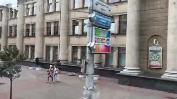 Minsk, Biélorussie, Une personne assise à une table devant un bâtiment — Video