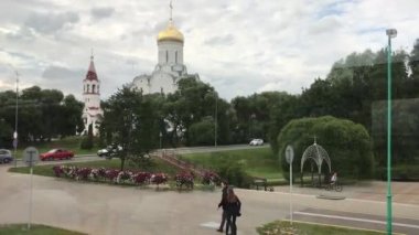 Minsk, Belarus, Bir binanın önünde duran kişi