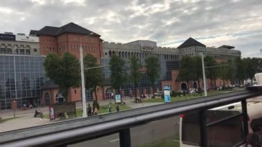 Minsk, Belarus, bir tren binanın yanına park edilmiş.