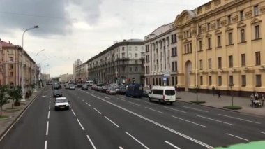 Minsk, Belarus, trafik dolu bir şehir caddesi manzarası.