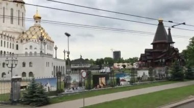 Minsk, Belarus, arka planda büyük bir bina