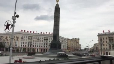 Minsk, Belarus, bir şehirde yüksek bir bina.