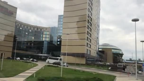 Minsk, Bielorrússia, Um edifício que tem um sinal na lateral de uma estrada — Vídeo de Stock