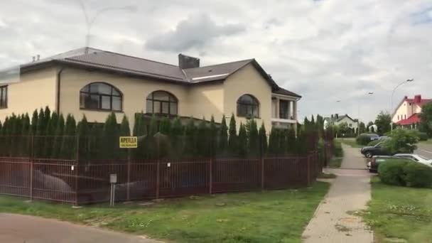 Μινσκ, Λευκορωσία, Μια πινακίδα μπροστά από ένα σπίτι — Αρχείο Βίντεο