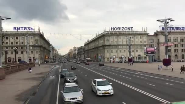 Mińsk, Białoruś, Zbliżenie ruchliwej ulicy miejskiej — Wideo stockowe