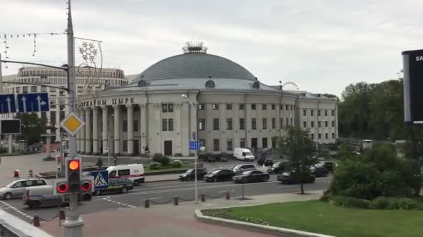 Minsk, Bělorusko, pouliční scéna se zaměřením na stranu budovy — Stock video