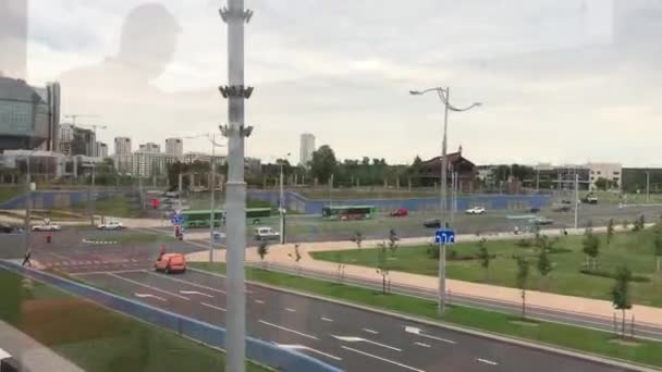 Минск, Беларусь: Через забор видно шоссе — стоковое видео