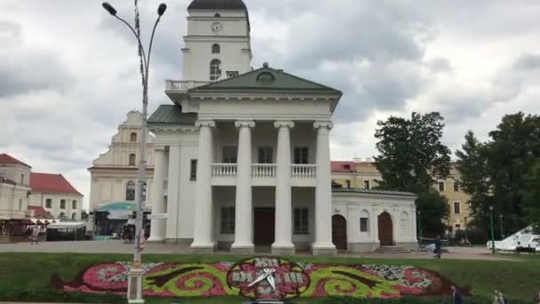 Minsk, Bielorrusia, Un gran césped frente a un edificio — Vídeo de stock