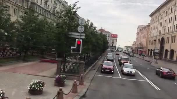 Minsk, Bielorrusia, Un primer plano de una calle de la ciudad ocupada — Vídeo de stock