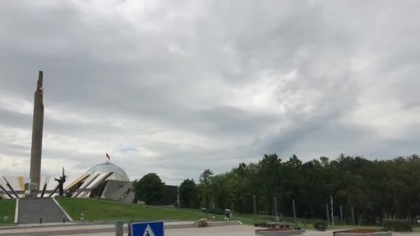 Minsk, Biélorussie, Un panneau sur le bord d'une route — Video