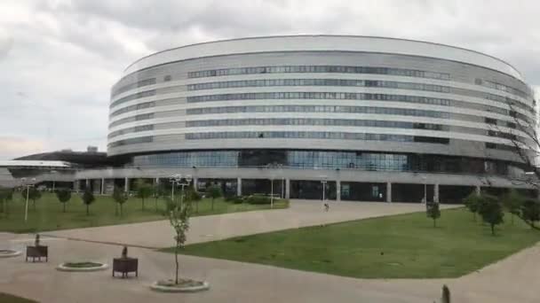Minsk, Bielorrusia, Un gran edificio con City Hall, Londres en el fondo — Vídeos de Stock