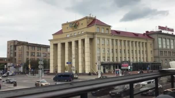Minsk, Vitryssland, Utsikt över en stor byggnad — Stockvideo