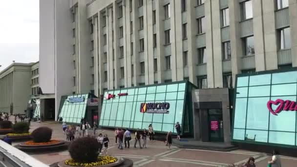 Minsk, Bělorusko, skupina lidí stojící před budovou — Stock video
