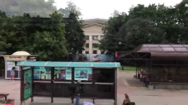 Мінськ, Білорусь, людина, що стоїть перед будинком. — стокове відео