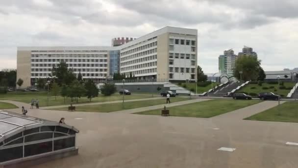 Minsk, Bielorrusia, Un gran edificio por una carretera — Vídeos de Stock