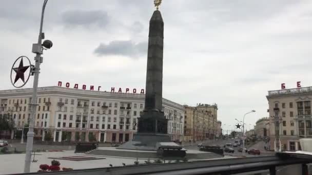 Minsk, Belarus, Um edifício alto em uma cidade — Vídeo de Stock