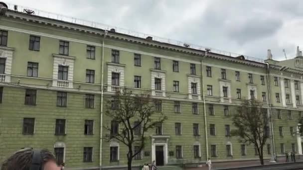 Minsk, Vitryssland, En person som står framför en byggnad — Stockvideo