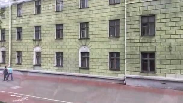 Minsk, Wit-Rusland, Een persoon die voor een gebouw staat — Stockvideo