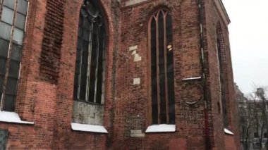 Riga, Letonya, uzun kahverengi tuğla bir bina.