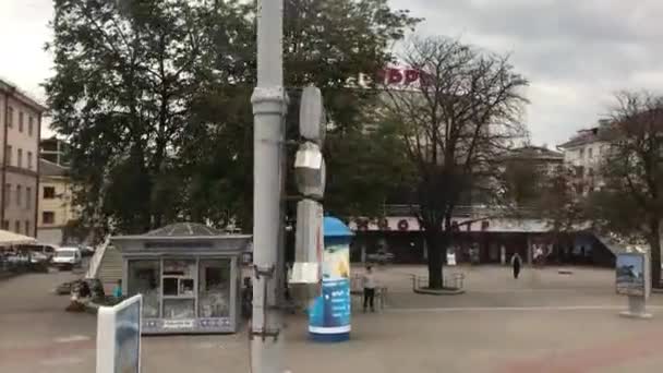 Minsk, Belarús, Un grupo de personas en una calle de la ciudad — Vídeos de Stock
